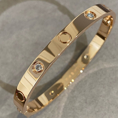 V gold couple bracelet(Using Synthetic diamond)