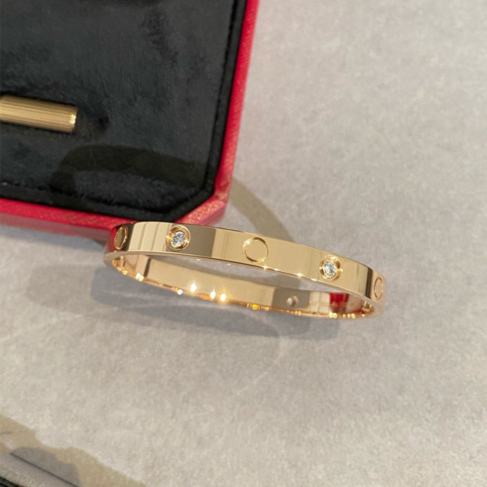 V gold couple bracelet(Using Synthetic diamond)